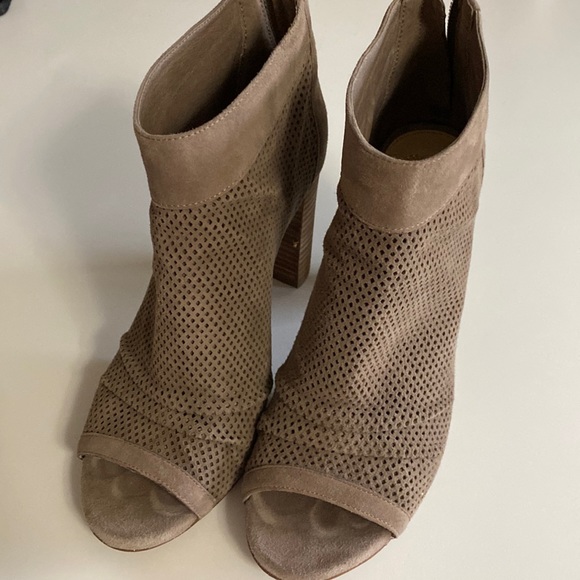 Stylish Vince Camino high heels.  Soft gray suede. - Picture 1 of 5